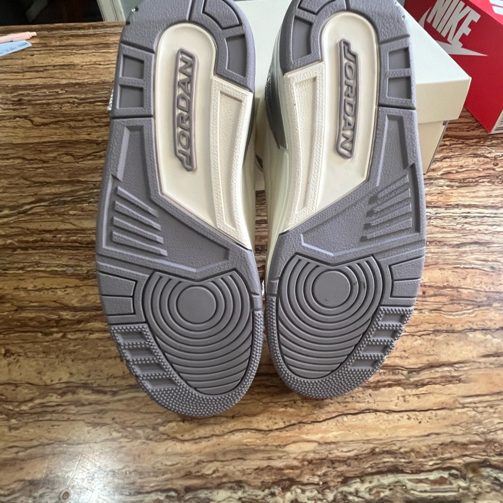 2025 WMNs Air Jordan Retro 3 “Sail Metallic Silver” - Picture 8 of 10